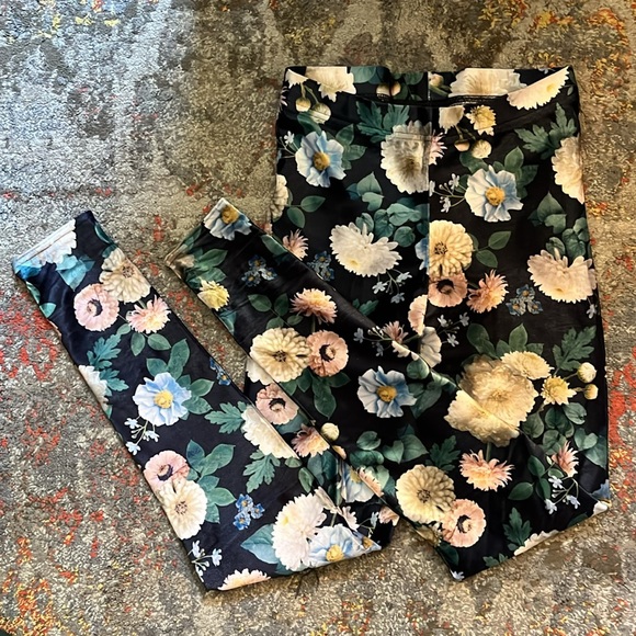 Blackmilk Floral High-Waisted Velvet Leggings (S) - Picture 2 of 3